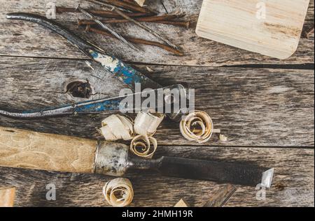 Die Tischler Werkzeuge auf einer Holzbank, Hammer und Meißel Nägel aus dem Sägemehl Stockfoto