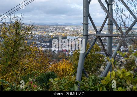 Blick auf Koblenz, Deutschland, vom Schloss Ehrenbreitstein aus. Die Seilbahn verbindet die deutsche Ecke mit der Burg Stockfoto