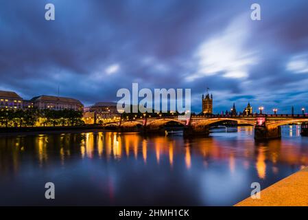 Abenddämmerung und die orangefarbenen Lichter am frühen Abend an der Themse an der Lambeth Bridge, Westminster, London, Großbritannien Stockfoto