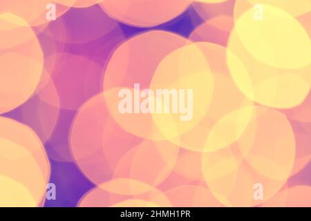 Gelb, rosa und lila Glitzer -- abstrakt festlich eleganter Hintergrund mit verschwommenem Bokeh Lichter. Defokussed Feiertagsbeleuchtung. Stockfoto