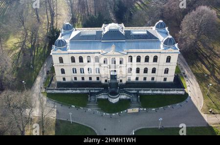 Altenburg, Deutschland. 10th. Februar 2022. Das Lindenau Museum. Hier fand am Donnerstag eine Pressekonferenz des Landkreises Altenburger Land zum Stand der Sanierung des Lindenauer Museums statt (Foto aufgenommen mit einer Drohne). Quelle: Bodo Schackow/dpa-Zentralbild/dpa/Alamy Live News Stockfoto