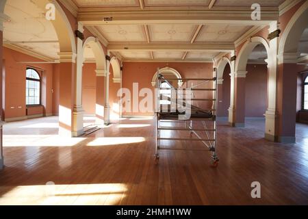 Altenburg, Deutschland. 10th. Februar 2022. In den ehemaligen Ausstellungsräumen des Lindenauer Museums finden die Vorbereitungen für die Restaurierung statt. Am Donnerstag fand im Museum eine Pressekonferenz des Landkreises Altenburger Land zum Stand der Restaurierung des Lindenauer Museums statt. Quelle: Bodo Schackow/dpa-Zentralbild/dpa/Alamy Live News Stockfoto