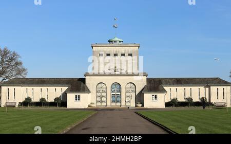 Runnymede Air Forces Memorial, Egham Surrey vor einem klaren blauen Winterhimmel Stockfoto