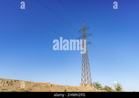 Elektroverteilernetz Hochspannungsmast. Hochspannungsmasten. Stockfoto