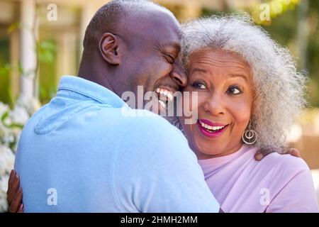 Liebevolles Senioren-Rentnerpaar Umarmt Sich Im Garten Zu Hause Stockfoto