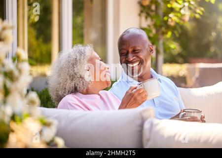 Rentnerpaar Sitzt Draußen Zu Hause Mit Morgenkaffee Zusammen Stockfoto