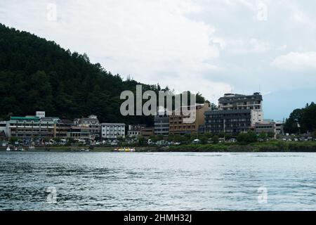 Gebäude am Ufer des Kawaguchi-Sees in Yamanashi in der Nähe des Fuji-Berges, Japan Stockfoto