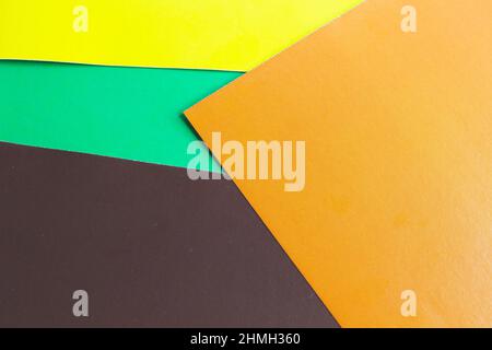 Mehrfarbiger Hintergrund. Drei Farben auf Papier.Regenbogenpapier. Stockfoto
