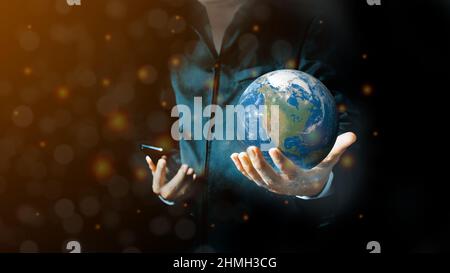 Ein Geschäftsmann, der das globale Verbindungskonzept in Händen hält. Energiesparkonzept, Elemente dieses Bildes, die von der NASA eingerichtet wurden Stockfoto