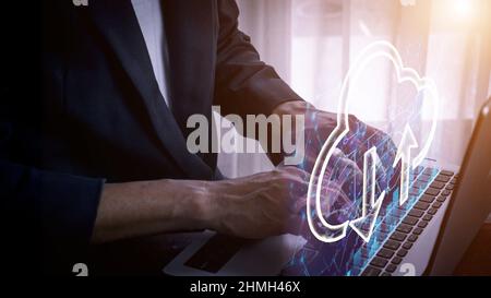 Geschäftsmann, der mit einem Laptop Daten mit Cloud-Computing-Technologie speichert, Cyber Security Data Protection Business Privacy Technology Concept. Stockfoto