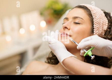 Frau Bekommen Schönheit Injektion Für Lippen. Lippenvergrößerung und Beauty-Konzept Stockfoto