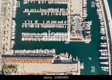 Blick von oben auf den Hafen von Barcelona. Geparkte Yachten Stockfoto