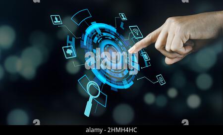 Nahaufnahme von Geschäftsmann Symbol des Media-Bildschirm berühren Stockfoto