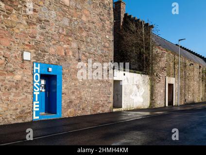 INVERNESS, HIGHLANDS, SCHOTTLAND - 9. FEBRUAR 2022: Dies ist die Tür zu einem Hostel im Zentrum von Inverness, Highland, Schottland am 9. Februar 2022 Stockfoto