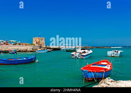 Fischerboote schweben auf dem Wasser in Polignano a Mare Stockfoto