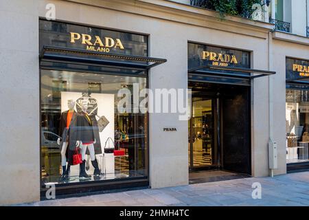 Außenansicht einer Prada Boutique, einer italienischen Marke aus Mailand, Italien, die auf Luxus und Mode spezialisiert ist Stockfoto