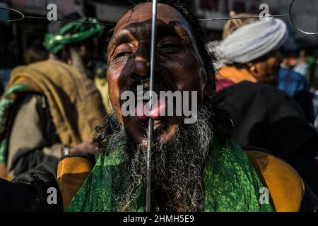 Ajmer, Ajmer, Indien. 3rd. Februar 2022. Ein indischer asketischer Muslim benutzt einen scharfen Gegenstand, um sich während des Urs-Festivals am Schrein des Sufi-Heiligen Khwaja Moinuddin Chishti zu geißeln. Das Urs-Fest erinnert an den Todestag von Chishti, dem Gründer des Chishtiya-Sufi-Ordens in Indien. Tausende von Pilgern aus Indien und dem Ausland besuchen den Schrein, in dem die Überreste des heiligen verstrimmt sind. (Bild: © Shaukat Ahmed/Pacific Press via ZUMA Press Wire) Stockfoto