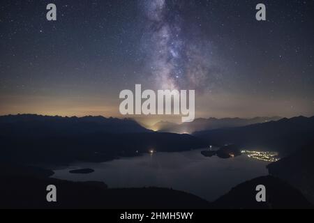 Der Blick vom Jochberg über den Walchensee mit der Milchstraße. Stockfoto