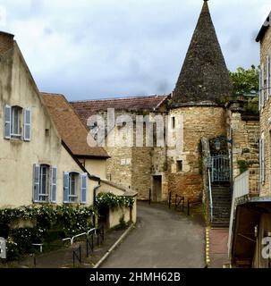 Schöner Blick auf das kleine Burggebäude an einem düsteren Tag in Beaune, Frankreich Stockfoto