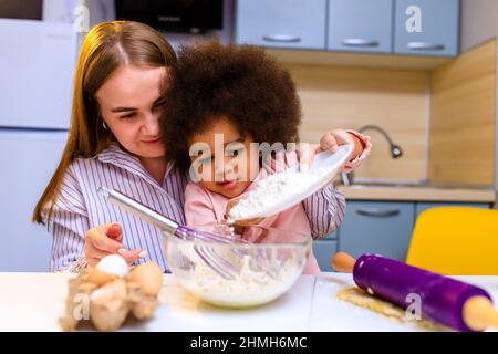 Glückliche multiethnische Familie Kochen Gebäck zusammen in der Küche Stockfoto