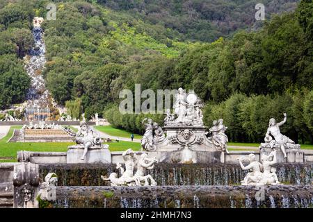 Der Ceres-Brunnen mit Kaskaden im Park des barocken Palazzo reale di Caserta in der Nähe von Neapel Stockfoto