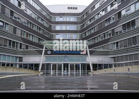 Hamburg, Deutschland. 10th. Februar 2022. Blick auf den Eingang zum Polizeipräsidium. Kredit: Marcus Brandt/dpa/Alamy Live Nachrichten Stockfoto