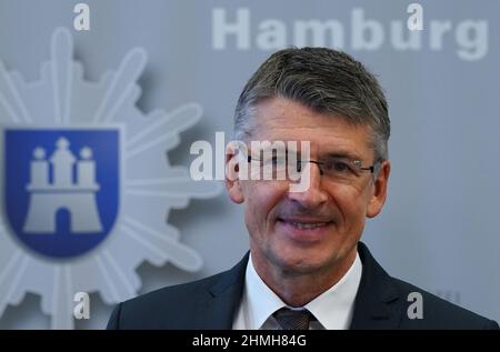 Hamburg, Deutschland. 10th. Februar 2022. Polizeichef Ralf Martin Meyer steht nach der Vorlage der Kriminalstatistik 2021 in der Polizeizentrale vor dem Schriftzug "Polizei Hamburg". Die Kriminalität in Hamburg ist zum sechsten Mal in Folge zurückgegangen. Die Zahl der registrierten Verbrechen ist im vergangenen Jahr um acht Prozent auf 186.403 gesunken, so die neue Kriminalitätsstatistik der Polizei. Kredit: Marcus Brandt/dpa/Alamy Live Nachrichten Stockfoto