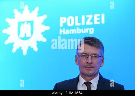 Hamburg, Deutschland. 10th. Februar 2022. Polizeichef Ralf Martin Meyer steht nach der Vorlage der Kriminalstatistik 2021 in der Polizeizentrale vor dem Schriftzug "Polizei Hamburg". Die Kriminalität in Hamburg ist zum sechsten Mal in Folge zurückgegangen. Die Zahl der registrierten Verbrechen ist im vergangenen Jahr um acht Prozent auf 186.403 gesunken, so die neue Kriminalitätsstatistik der Polizei. Kredit: Marcus Brandt/dpa/Alamy Live Nachrichten Stockfoto
