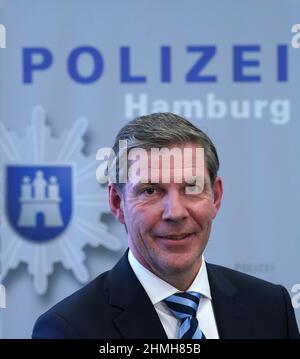 Hamburg, Deutschland. 10th. Februar 2022. Mirko Streiber, Leiter des Landeskriminalamtes (LKA), steht nach der Vorlage der Kriminalstatistik 2021 vor dem Schriftzug "Polizei Hamburg" im Polizeipräsidium. Die Kriminalität in Hamburg ist zum sechsten Mal in Folge zurückgegangen. Die Zahl der registrierten Verbrechen ist im vergangenen Jahr um acht Prozent auf 186.403 gesunken, so die neue Kriminalitätsstatistik der Polizei. Kredit: Marcus Brandt/dpa/Alamy Live Nachrichten Stockfoto