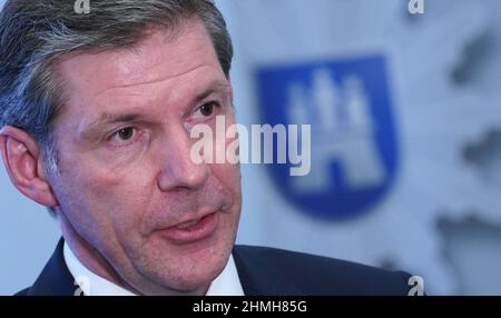 Hamburg, Deutschland. 10th. Februar 2022. Mirko Streiber, Leiter des Landeskriminalamtes (LKA), steht nach der Vorlage der Kriminalstatistik 2021 vor dem Schriftzug "Polizei Hamburg" im Polizeipräsidium. Die Kriminalität in Hamburg ist zum sechsten Mal in Folge zurückgegangen. Die Zahl der registrierten Verbrechen ist im vergangenen Jahr um acht Prozent auf 186.403 gesunken, so die neue Kriminalitätsstatistik der Polizei. Kredit: Marcus Brandt/dpa/Alamy Live Nachrichten Stockfoto