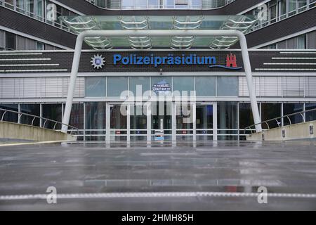 Hamburg, Deutschland. 10th. Februar 2022. Blick auf den Eingang zum Polizeipräsidium. Kredit: Marcus Brandt/dpa/Alamy Live Nachrichten Stockfoto