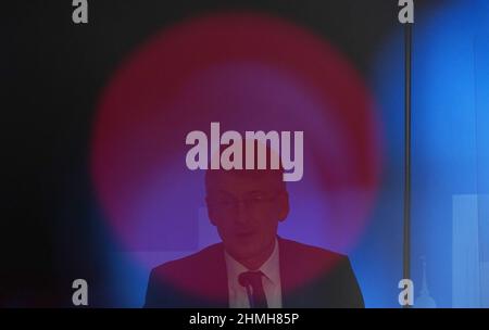 Hamburg, Deutschland. 10th. Februar 2022. Polizeichef Ralf Martin Meyer spricht bei der Vorstellung der Kriminalstatistik 2021 im Polizeipräsidium. Die Kriminalität in Hamburg ist zum sechsten Mal in Folge zurückgegangen. Die Zahl der registrierten Verbrechen ist im vergangenen Jahr um acht Prozent auf 186.403 gesunken, so die neue Kriminalitätsstatistik der Polizei. Kredit: Marcus Brandt/dpa/Alamy Live Nachrichten Stockfoto