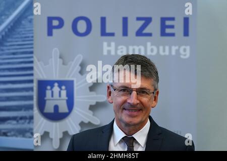 Hamburg, Deutschland. 10th. Februar 2022. Polizeichef Ralf Martin Meyer steht nach der Vorlage der Kriminalstatistik 2021 in der Polizeizentrale vor dem Schriftzug "Polizei Hamburg". Die Kriminalität in Hamburg ist zum sechsten Mal in Folge zurückgegangen. Die Zahl der registrierten Verbrechen ist im vergangenen Jahr um acht Prozent auf 186.403 gesunken, so die neue Kriminalitätsstatistik der Polizei. Kredit: Marcus Brandt/dpa/Alamy Live Nachrichten Stockfoto