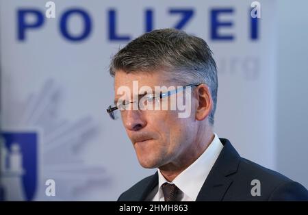 Hamburg, Deutschland. 10th. Februar 2022. Polizeichef Ralf Martin Meyer steht nach der Vorlage der Kriminalstatistik 2021 in der Polizeizentrale vor dem Schriftzug "Polizei Hamburg". Die Kriminalität in Hamburg ist zum sechsten Mal in Folge zurückgegangen. Die Zahl der registrierten Verbrechen ist im vergangenen Jahr um acht Prozent auf 186.403 gesunken, so die neue Kriminalitätsstatistik der Polizei. Kredit: Marcus Brandt/dpa/Alamy Live Nachrichten Stockfoto