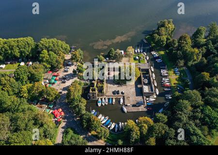 Essen, Ruhrgebiet, Nordrhein-Westfalen, Deutschland - Haus Scheppen am Baldeneysee. Das Scheppen-Haus ist eine ehemalige, aristokratische Anlegestelle des Klosters Werden im Essener Stadtteil Fischlaken, heute dient der Vorplatz als Biker-Treffpunkt und der Graben als Steg. Stockfoto