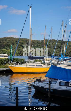 Essen, Ruhrgebiet, Nordrhein-Westfalen, Deutschland - Segelboote am Haus Scheppen am Baldeney-See. Das Scheppen-Haus ist eine ehemalige, aristokratische Anlegestelle des Klosters Werden im Essener Stadtteil Fischlaken, heute dient der Vorplatz als Biker-Treffpunkt und der Graben als Steg. Stockfoto