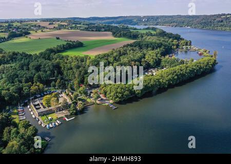 Essen, Ruhrgebiet, Nordrhein-Westfalen, Deutschland - Baldeneysee, vor Haus Scheppen. Das Scheppen-Haus ist eine ehemalige, aristokratische Anlegestelle des Klosters Werden im Essener Stadtteil Fischlaken, heute dient der Vorplatz als Biker-Treffpunkt und der Graben als Steg. Stockfoto