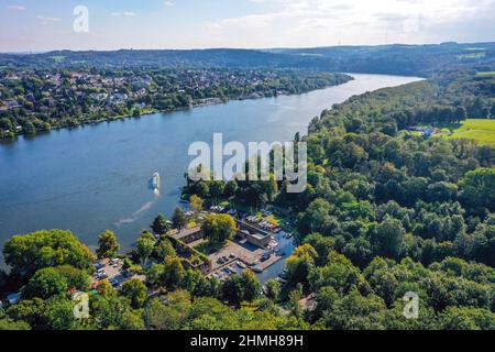 Essen, Ruhrgebiet, Nordrhein-Westfalen, Deutschland - Baldeneysee, vor Haus Scheppen. Das Scheppen-Haus ist eine ehemalige, aristokratische Anlegestelle der Abtei Werden im Essener Stadtteil Fischlaken, heute dient der Vorplatz als Biker-Treffpunkt und der Graben als Bootssteg. Stockfoto