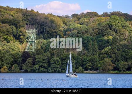 Essen, Nordrhein-Westfalen, Deutschland - Baldeneysee. Segelboot vor dem Förderrahmen der ehemaligen Zeche Carl Funke. Die Zeche Carl Funke war ein Kohlebergwerk in Essen-Heisingen am Nordufer des Baldeney-Sees. Stockfoto