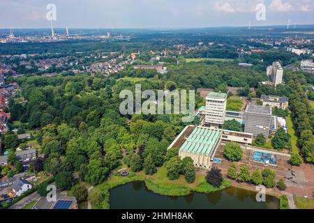 Marl, Nordrhein-Westfalen, Deutschland - Stadtübersicht mit Rathaus und Skulpturenmuseum Glaskasten am Stadtsee. Stockfoto