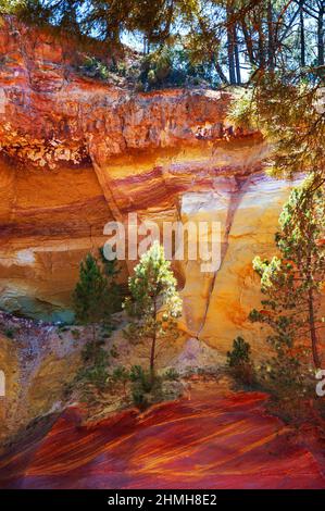 Ockerfarbene Landschaft des Rustrel Canyon. Provenzalisches Colorado in der Nähe von Roussillon in Südfrankreich. Stockfoto