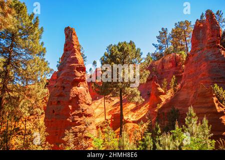 Rustrel Canyon ockerfarbene Landschaft mit herrlichen Klippenformen. Provenzalisches Colorado in der Nähe von Roussillon in Südfrankreich. Stockfoto