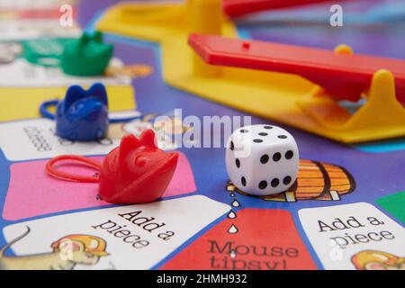 Nahaufnahme von Spielsteinen in einem Mouse Trap Brettspiel. Stockfoto