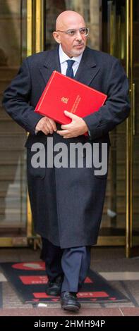 London, England, Großbritannien. 10th. Februar 2022. NADHIM ZAHAWI, Staatssekretär für Bildung, wird das Sky News Studio in Westminster verlassen. (Bild: © Tayfun Salci/ZUMA Press Wire) Stockfoto