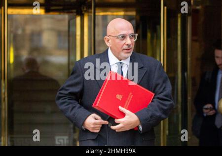 London, England, Großbritannien. 10th. Februar 2022. NADHIM ZAHAWI, Staatssekretär für Bildung, wird das Sky News Studio in Westminster verlassen. (Bild: © Tayfun Salci/ZUMA Press Wire) Stockfoto