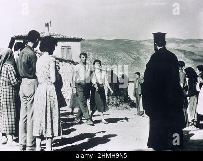 THE ANGRY HILLS (1959) ROBERT MITCHUM ELISABETH MULLER ROBERT ALDRICH (DIR) MGM/MOVIESTORE COLLECTION Stockfoto