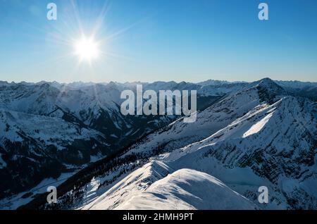 Alpine Berglandschaft an einem sonnigen Tag im Winter. Blick von der Hochschutte auf die Lechtaler Alpen. Tirol, Österreich, Europa Stockfoto