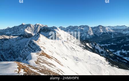 Alpine Berglandschaft an einem sonnigen Tag im Winter. Blick von den Ammergauer Alpen auf die Zugspitze und die Mieminger-Kette. Tirol, Österreich, Europa Stockfoto