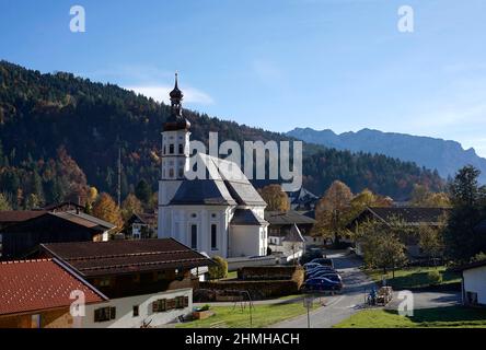 Deutschland, Bayern, Oberbayern, Landkreis Rosenheim, Chiemgau, Sachrang, Pfarrkirche St. Michael Stockfoto