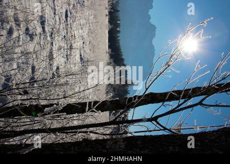 Winterwanderung am Barmsee bei Krün Schneekristalle verzaubern die verträumte Winterlandschaft, im Hintergrund das Karwendelgebirge, hinterleuchtet, Süddeutschland, Oberbayern, Schnee, Winter, Schnee, Bäume, Deutschland, Bayern, Werdenfels, Stockfoto